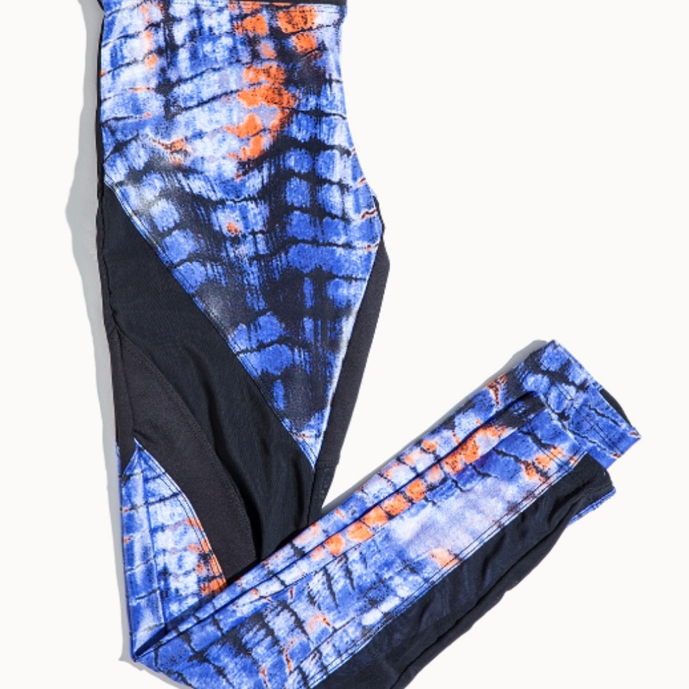 Koral Frame Legging in Kindai Black